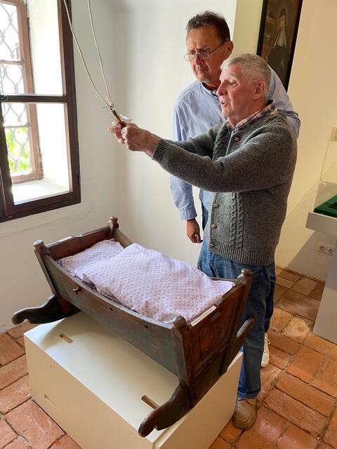 Über die Kindswiege hängten die Schärdinger früher häufig das sogenannte "Trudenmesser". Es sollte die Säuglinge vor Unheil und bösen Träumen schützen. | Foto: Michelle Bichler