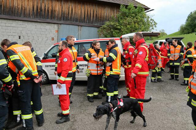 Einsatzübung: Die Freiwillige Feuerwehr Fischlham trainierte mit Kollegen und der Rettungshundebrigade die Suche nach vermissten Personen. | Foto: Felix Lang