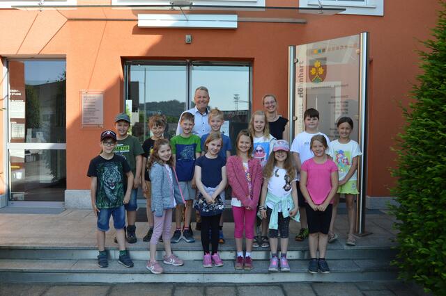 Kinder der 3. Klasse Volksschule mit Erich Priewasser (links) und Lehrerin Deborah Almesberger (rechts). | Foto: Gemeinde Höhnhart