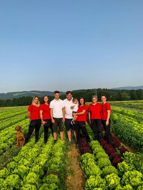 Von links: Sonja Bucher, Eva Greilberger, Georg Errath, Karl Errath, Moritz Darmann (Enkel), Karin Errath, Anna Melzer Anna, Sandra Darmann. | Foto: Privat