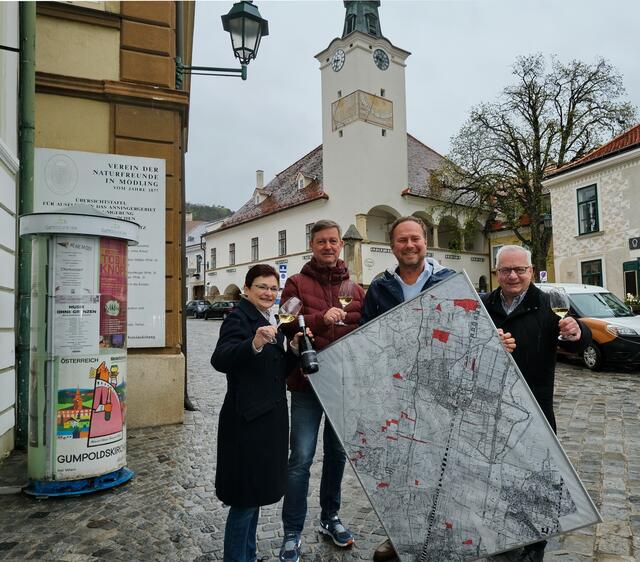 Ein sehr ehrgeiziges und nachhaltiges Projekt - Gumpoldskirchen wird die erste bio-zertifizierte Gemeinde Österreichs – Kulturgemeinderätin Dagmar Händler, die beiden Projektleiter Jörgen Vöhringer und Hannes Gebeshuber sowie Bürgermeister Ferdinand Köck.  | Foto: C. Reisinger