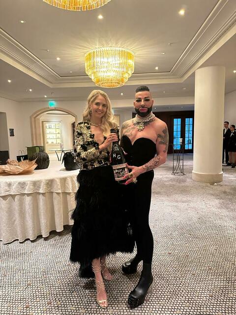 Beatrice Turin gratuliert Harald Glööckler zu seinem 58. Geburtstag.  | Foto: Management Turin