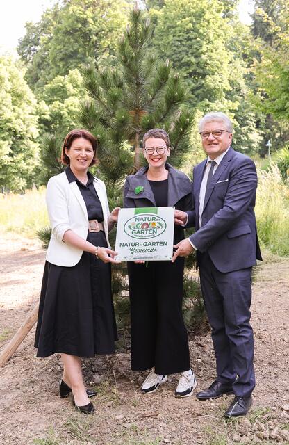 Von links: Natur im Garten-Plakettenübergabe durch Agrar-Landesrätin Michaela Langer-Weninger an die Stadt Linz, vertreten durch Klimastadträtin Eva Schobesberger und Bürgermeister Klaus Luger. | Foto: Stadt Linz