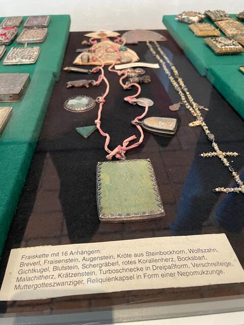 Zum Schutz vor der Frais', aber auch vor Zahnschmerzen, dem bösen Blick, der Gicht und anderen Krankheiten, trugen die wohlhabenden Schärdinger früher die Fraisenkette. | Foto: Michelle Bichler