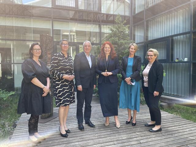 Präsentierten den Strukturplan Pflege fürs Außerfern v.l.: Katrin Prem (Abt. Pflege), Kathrin Eberle (Vorständin Abt. Pflege), Bgm. Hanspeter Wagner, LRin. Cornelia Hagele, BH Katharina Rumpf und Kathrin Hörschläger (Stabstelle Pflegeentwicklung LIV Tirol). | Foto: Hartman