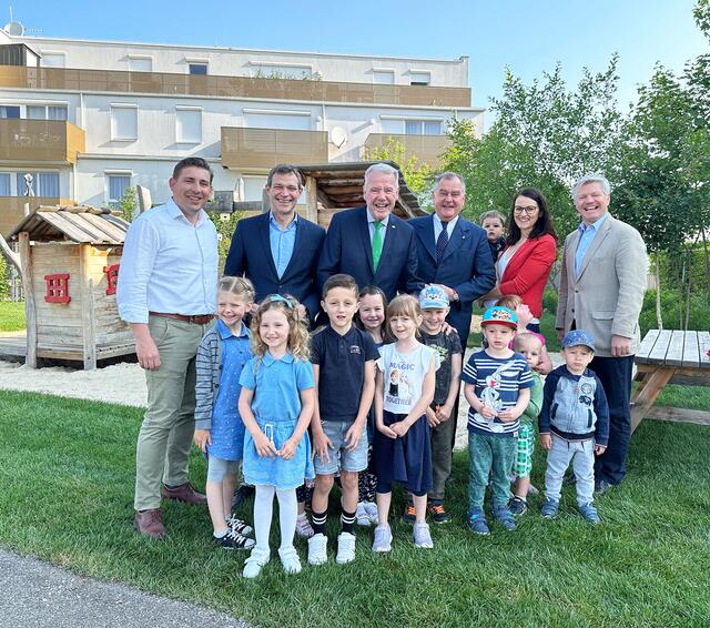 Grünraum-Leiter Florian Fux, Bildungsstadtrat Philipp Gruber, Bürgermeister Klaus Schneeberger, LAbg. Infrastruktur-Stadtrat Franz Dinhobl und Geschäftsbereichsleiter Rainer Mock mit Kindern des ebenfalls am Kleinen Lazarett befindlichen Wittmann-Kindergartens und Leiterin Katharina Schwarz. | Foto: Stadt Wiener Neustadt