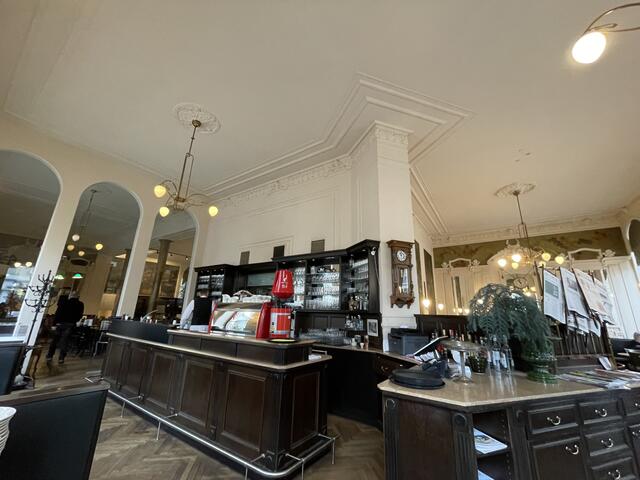 Schließung. Leere Bar im Café Ritter.  | Foto: Michael J. Payer