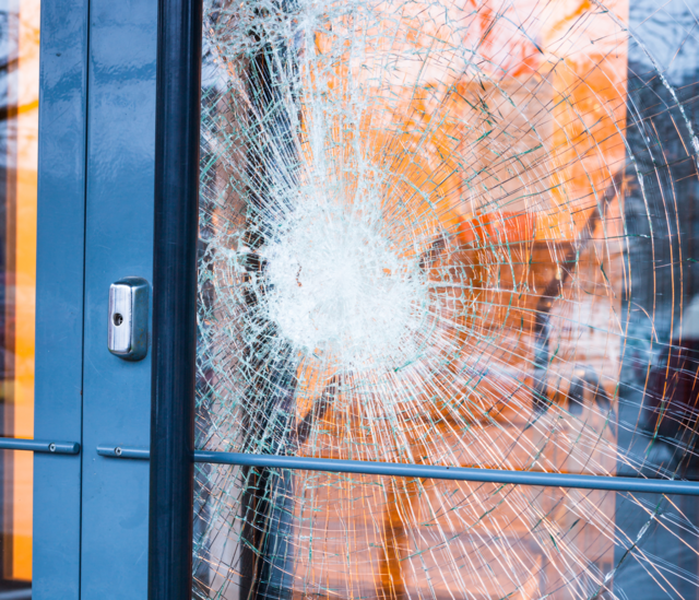 Kaputte Haustüren sollten repariert oder ausgetauscht werden. 