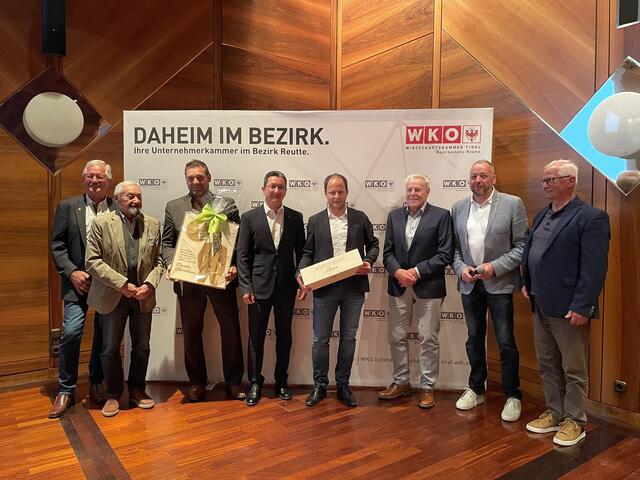 Gruppenbild mit den Ehrenmitgliedern der Reuttener Kaufmannschaft und WK-Bezirksstellenobmann Wolfgang Winkler.
