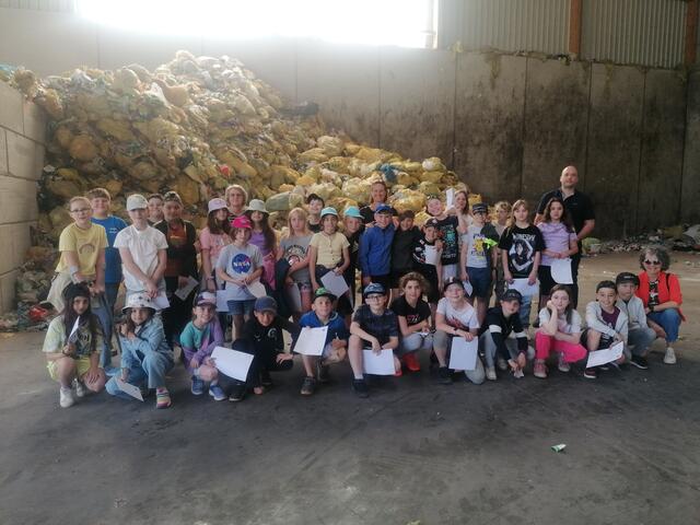 Auf dem Foto von links VOL Dipl.-Päd. Nina Koppensteiner, VOL Dipl.-Päd. Manuela Hawle-Dumser, Geschäftsführer Alexander Dürr und Abfallberaterin Silvia Thor sowie die SchülerInnen der vierten Klassen der Volksschule Gmünd

 | Foto: GV Gmünd