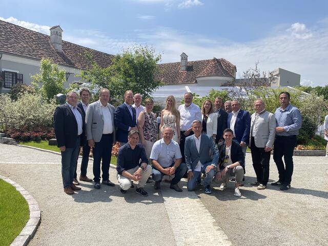 Bürgermeister und Vizebürgermeister aller 12 Gemeinden nahmen an der Präsentation des heurigen Programms auf Schloss Tabor teil.  | Foto: Elisabeth Kloiber