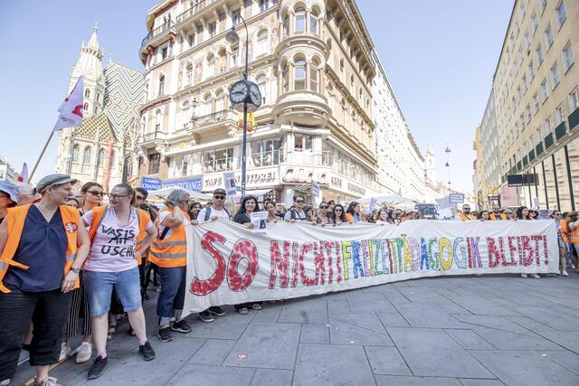 Am Nachmittag versammelten sich in Wien etwa 2.000 Mitarbeiterinnen und Mitarbeiter, unterstützt von Eltern und Kindern.  | Foto: TOBIAS STEINMAURER / APA / picturedesk.com