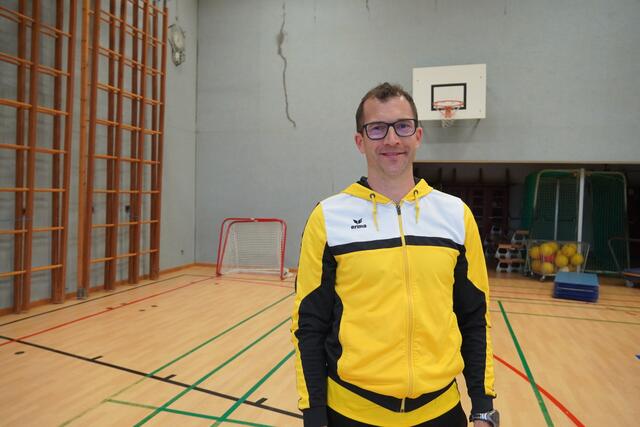 Der Obmann des Bewegungsvereins Obertrum Bernd Kriechhammer beim Training mit den Kindern und Jugendlichen. | Foto: Emanuel Hasenauer