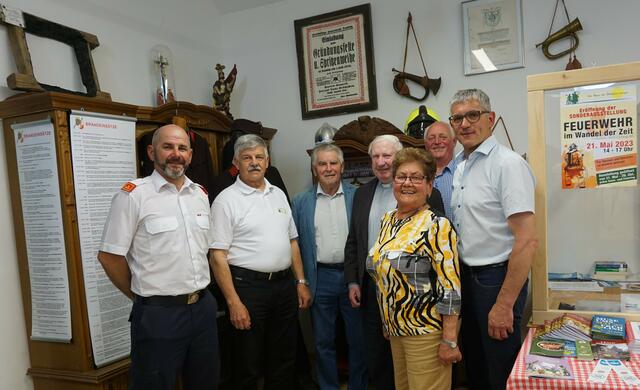 Foto von links: FF-Unterabschnittskommandant Mario Katterbauer, Museumsverein-Obmann Gerhard Hauer, Gründungsobmann Leopold Rihs, Dechant P. Norbert Buhl, Helga Heidl, Vizebürgermeister Reinhard Steindl und Bürgermeister Andreas Pichler | Foto: Richard Rauscher