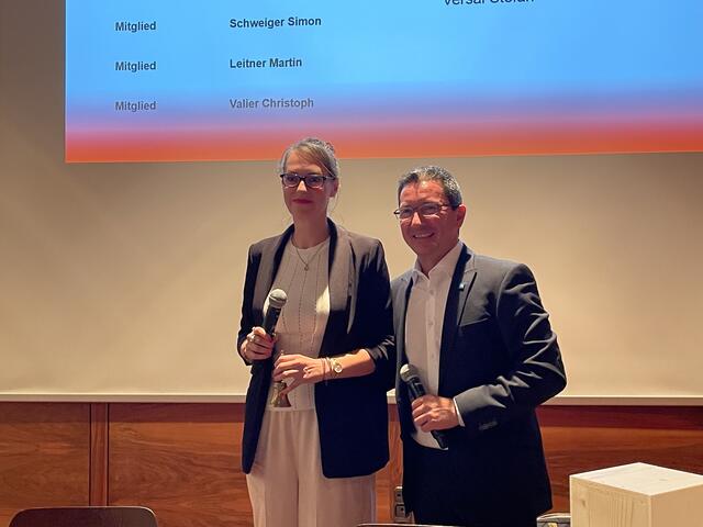 Die neue Obfrau der Reuttener Kaufmannschaft Carina Frei mit dem scheidenden Obmann Christian Senn.