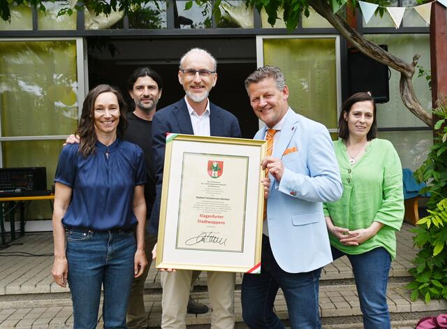 Bürgermeister Christian Scheider gratulierte mit der Verleihung des Stadtwappens. | Foto: StadtKommunikation/Hronek