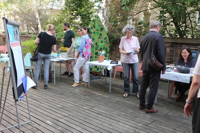 An sieben Info-Tischen konnten sich Interessierte über Begrünung in der Stadt informieren.  | Foto: Agenda Josefstadt