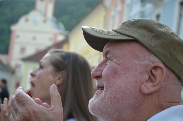 Die Ensemble-Mitglieder Beate Gramer und Günter Grafenberg fiebern mit