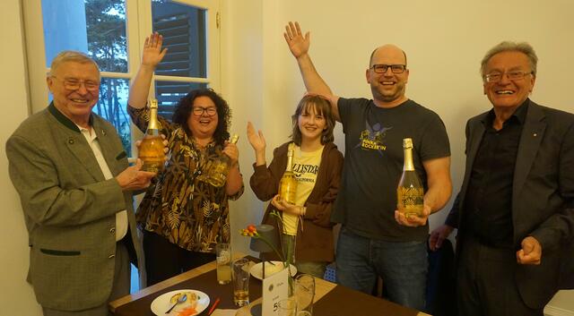 Das Siegerteam Limbach-Horvath mit dem Quiz Moderator Peter Bolech (links)