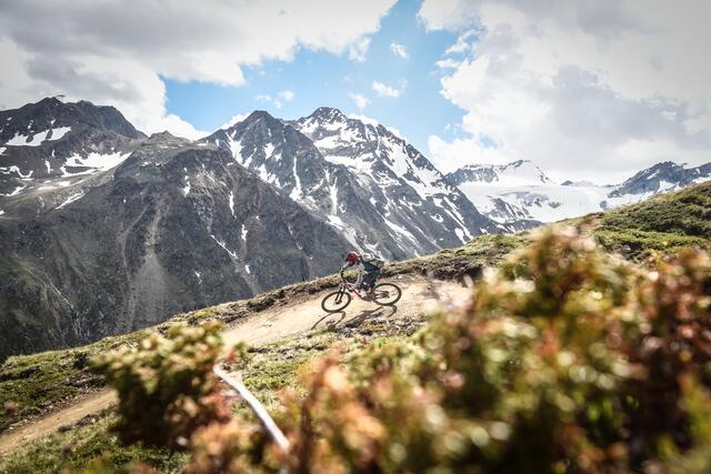 Über die Ollweite-Line im Bikepark Sölden bergab ins Tal. | Foto: Rene Sendlhofer-Schag