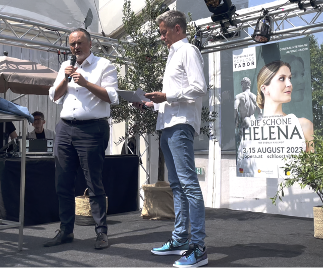 Landeshauptmann Hans Peter Doskozil mit Generalintendant Alfons Haider zieht eine positive Bilanz zu den Veranstaltungen auf Schloss Tabor im letzten Jahr.  | Foto: Elisabeth Kloiber