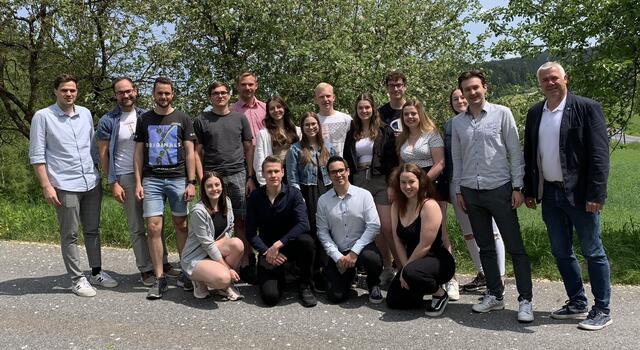Die Ehrengäste mit dem neu gewählten Vorstand:
Hintere Reihe (v.l.n.r.): Sebastian Stark, Christopher Edelmaier, Florian Schierhuber, Clemens Wagesreither, Benjamin Rammel, Melanie Zimmer, Kerstin Fichtinger, Leonhard Pichler, Leonie Kellner, Florian Hackl, Jasmin Sandler, Ines Hackl, Matthias Schiller, Roland Zimmer.
Vordere Reihe (v.l.n.r.): Paula Rohrbach, Jan Zottl, Daniel Fichtinger, Nadine Fichtinger. | Foto: Jugend Bad Traunstein 