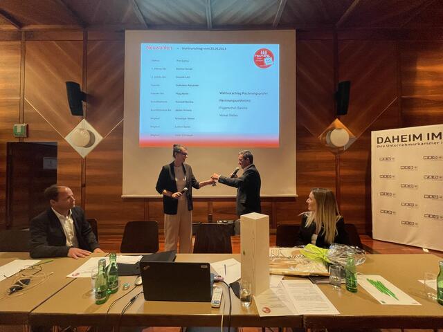 "Glöckchenübergabe" an die neue Obfrau Carina Frei.