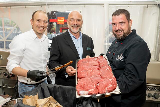 PENNY Verkaufsleiter "Fleisch" Thomas Ruhmer und PENNY Geschäftsführer Ralf Teschmit mit  Grillmeister Wolfgang Arndt. | Foto: PENNY/Robert Harson