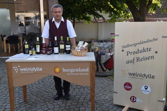 Winzer und Tischler Hans Stangl hatte die Idee für Tisch und Transportbox, die auch als "Roll Up"-Ersatz fungieren kann. | Foto: Michael Strini