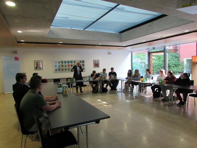 BH Mag. Siegmund Geiger erklärte den Schüler:innen der PTS Prutz die Aufgaben der Bezirkshauptmannschaft. 