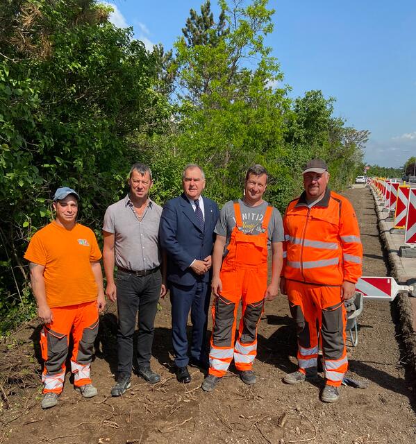 Christian Kleinrath, Christian Berger, LAbg. Infrastruktur-Stadtrat Franz Dinhobl, Ronald Kogler und Thomas Hartl in der Badener Straße. | Foto: Stadt Wiener Neustadt