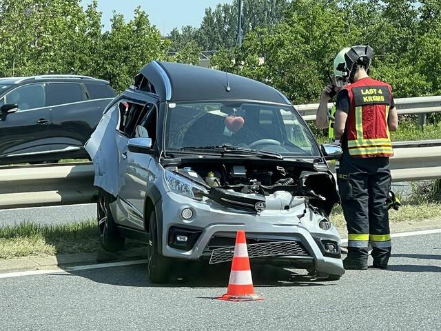 Die Kremser Feuerwehr entfernten das beschädigte Fahrzeug von der B 37. | Foto: FF Krems, Manuel Kitzler