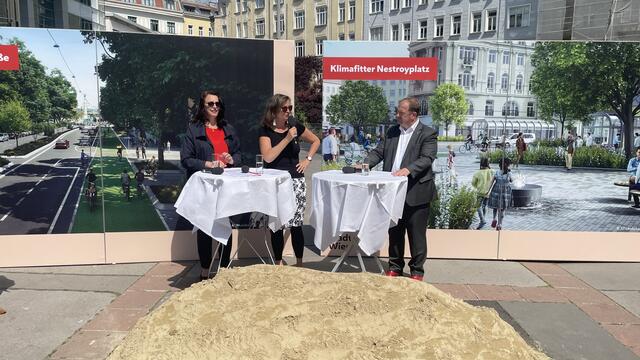 Setzten den Spatenstich für den Umbau der Pratertsraße (v.l.): Neos-Planungssprecherin Selma Arapovic, Planungsstadträtin Ulli Sima (SPÖ) und Leopoldstädter Bezirksvorsteher Alexander Nikolai (SPÖ). | Foto: Kathrin Klemm