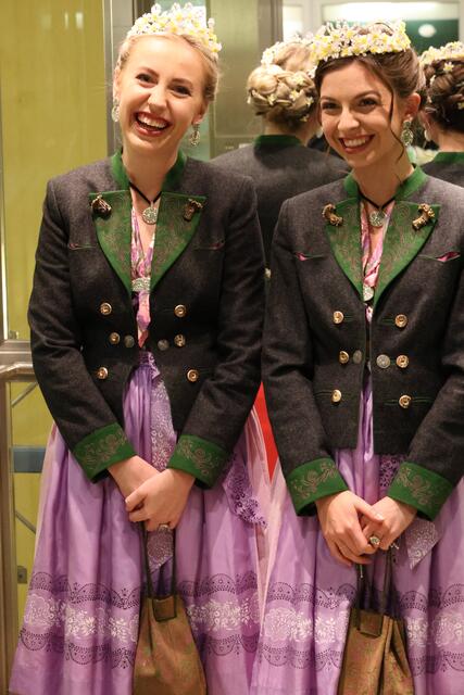 Die Ankunft der Hoheiten zur Abdankung (v.l.): Lisa Thomanek und Lisa Weinberger  | Foto: Maria Tiefenbacher-Schöndorfer, 2023