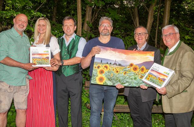 Das Jubiläum "100 Jahre Gemeinde und 75 Jahre Stadt Ternitz" war auch für Fotoprofi Walter Filler ein Grund zu einem besonderen Kunstwerk. Er präsentierte sein neuestes Puzzle "Petersberg" in Ternitz den erklärten Puzzle-Fans Bgm. Rupert Dworak, StR Karl Pölzelbauer, StR Andreas Schönegger, GR Beate Wallner und GR Thomas Huber. Bgm. Rupert Dworak überreichte dem Fotoprofi Walter Filler als Gastgeschenk eine Ausgabe des Jubiläumsbuches "Ternitz im Aufbruch". | Foto: Stadtgemeinde Ternitz