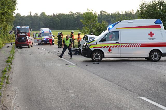 Drei Personen wurden beim Crash am 1. Juni 2023 in Bad Wimsbach-Neydharting verletzt.  | Foto: laumat.at/Matthias Lauber