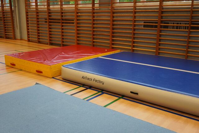 Ganz beliebt ist das Bodenturnen. Für das Training wurde ein Airtrack angeschafft. | Foto: Emanuel Hasenauer