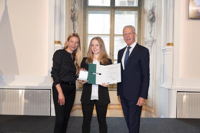 Judoka Verena Hiden wurde von Sportlandesrätin Juliane Bogner-Strauß und ASKÖ-Präsident Gerhard Widmann ausgezeichnet. | Foto: Land Steiermark/Scheriau