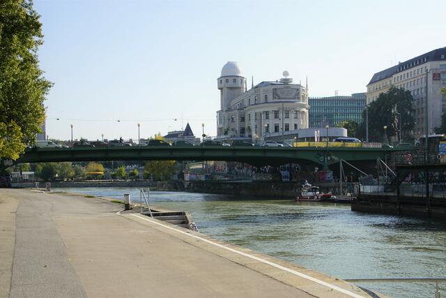 Bereits in die Jahre gekommen ist die Aspernbrücke. Deshalb startet im Juli die Generalsanierung, wobei auch ein Zwei-Richtungs-Radweg errichtet wird. | Foto: Alois Fischer