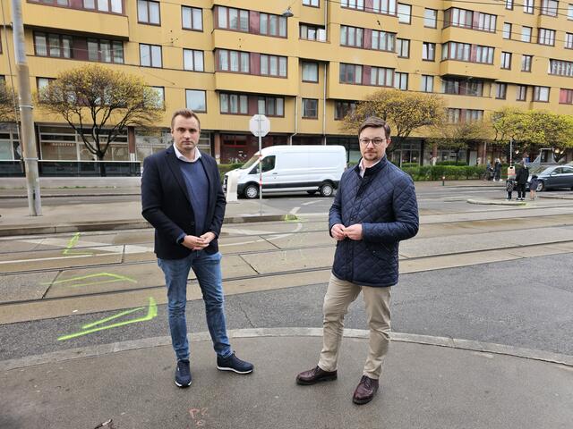 An dieser Stelle der Troststraße zur Siccardsburggasse fordern Christian Schuch und Gemeinderat Stefan Berger (beide FPÖ) Maßnahmen.  | Foto: FP10