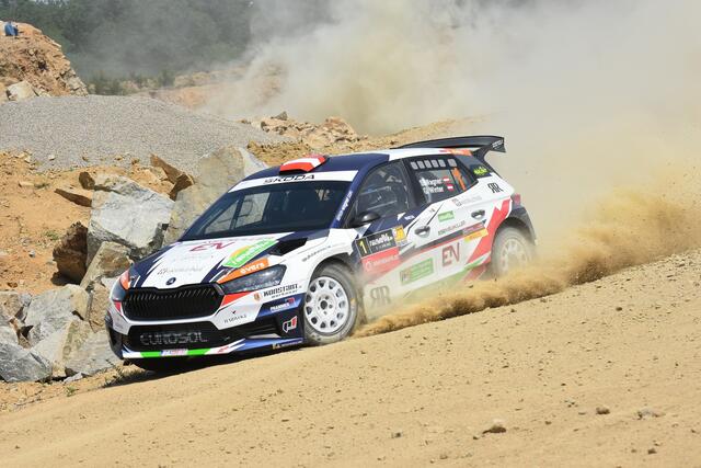 Staubig und grün, statt matschig und nass. Die Rallye erstmals im Sommer. | Foto: Harald Illmer