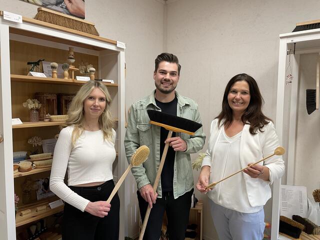 Was macht eigentlich ein Bürstenmacher? Das habe ich bei der Bürstenerzeugung Melanie Eckhardt in Mattersburg herausgefunden! (v.l.n.r.: Michelle Steiner, Online-Redakteurin, Alexander Eckhardt und Melanie Eckhardt, Bürstenerzeugung) | Foto: RegionalMedien Burgenland