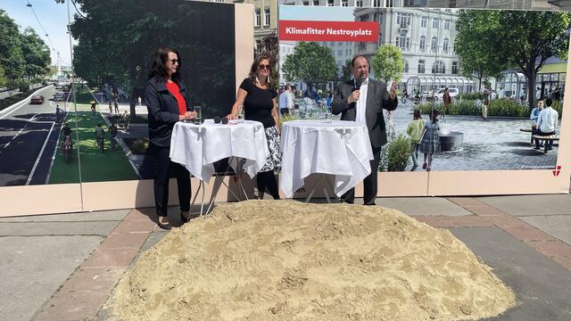 Setzten den Spatenstich für den Umbau der Pratertsraße (v.l.): Neos-Planungssprecherin Selma Arapovic, Planungsstadträtin Ulli Sima (SPÖ) und Leopoldstädter Bezirksvorsteher Alexander Nikolai (SPÖ). | Foto: Kathrin Klemm