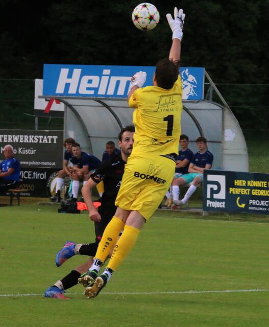 Kirchdorf-Goalie Maximilian Baldauf demonstriert seine Lufthoheit 