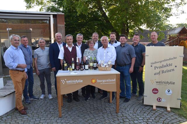 Offizielle Präsentation des "Weinidylle Südburgenland"-Präsentations- und Verkaufstisches erfolgte in Bildein. | Foto: Michael Strini
