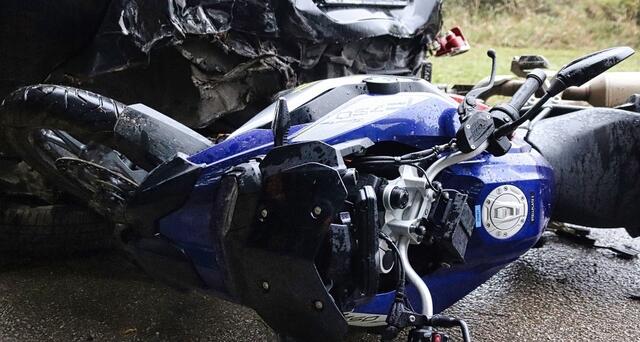 Symbolfoto: "Beim Zusammenstoß wurde der Mopedlenker über den Pkw geschleudert und blieb auf der Fahrbahn liegen. Der 15-jährige Mopedlenker wurde unbestimmten Grades verletzt und mit der Rettung in das Unfallkrankenhaus Salzburg eingeliefert", heißt es von der Polizei.  | Foto: Pixabay