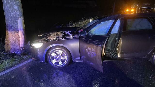  Am Fahrzeug entstand erheblicher Schaden. | Foto: Feuerwehr Greifenburg