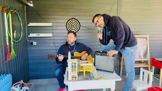 Lukas Herrmanns aus Döbling (rechts) und sein alter Schulkollege Torsten Strüve (links). Nach rund 30 Jahren fanden sie wieder zusammen und starten eine zweite Karriere mit einem Konzert im Beethovensaal. | Foto: z.V.g.