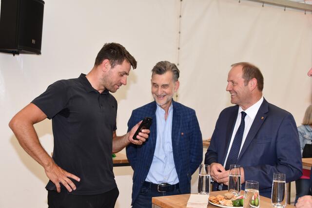 Smalltalk oder Smarttalk? LH-Stv. Josef Geisler, Bgm. Johann Deutschmann und Grünen Klubobmann Gebi Mair | Foto: Kainz