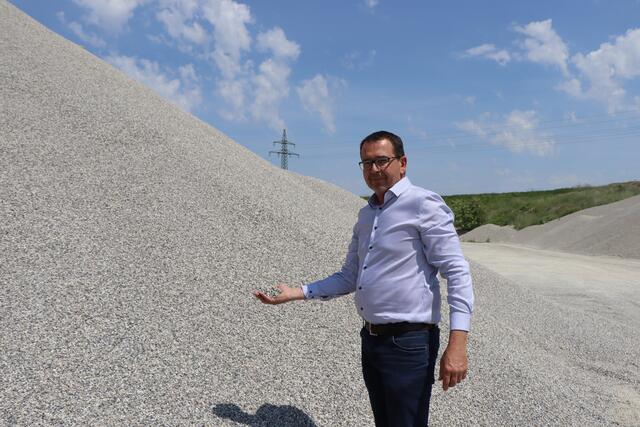 Christof Parteder: "Derzeit wird eine Weitförderstrecke errichtet, welche den Materialtransport durch Radlader bzw. Muldentransporter ersetzen soll und somit den CO₂-Ausstoß und Staub- und Lärmemissionen deutlich reduzieren wird." | Foto: Franziska Pfeiffer